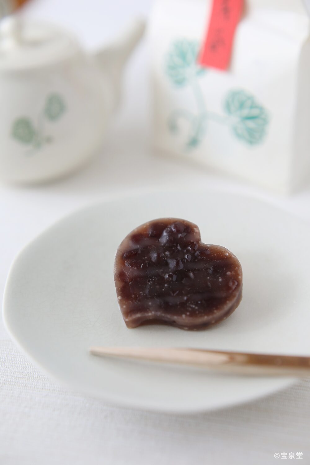 京都下鴨の葵祭をイメージした宝泉堂の和菓子賀茂葵