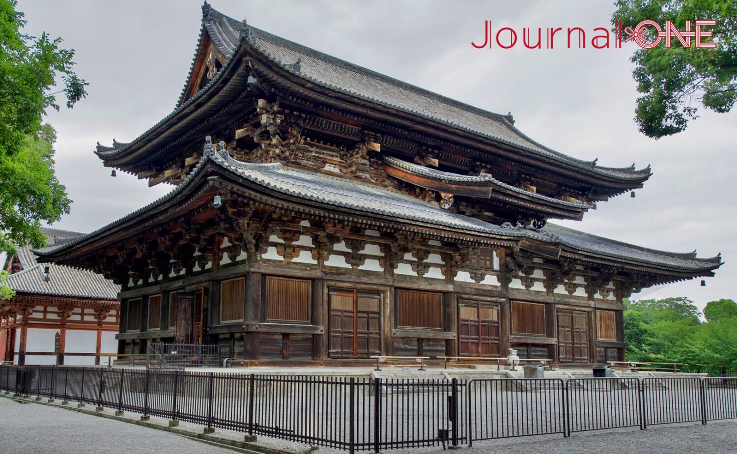 京都府京都市南区に位置する世界遺産「東寺（教王護国寺）」の境内本堂である国宝「金堂」の外観。二重の瓦屋根と複雑組み上げた重厚な木造組物、そして和様と大仏様が融合した伝統的な格子戸や板壁が整然と配置されている状態