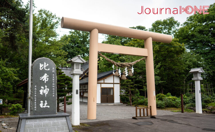 北海道大雪山麓の静かな街に鎮座し、「むすびの神様」としても親しまれる比布神社の凛とした佇まい。