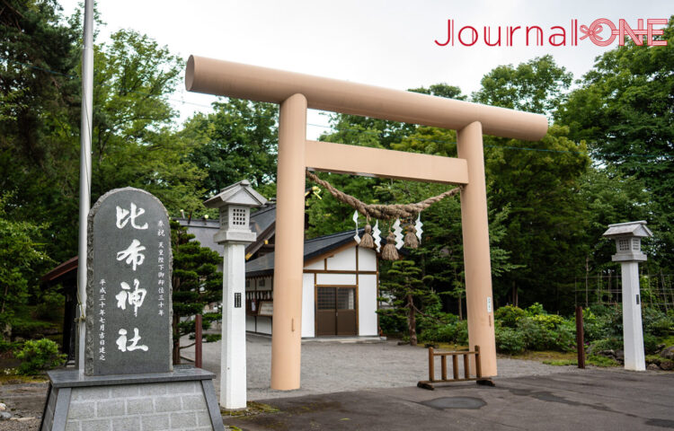 北海道大雪山麓の静かな街に鎮座し、「むすびの神様」としても親しまれる比布神社の凛とした佇まい。