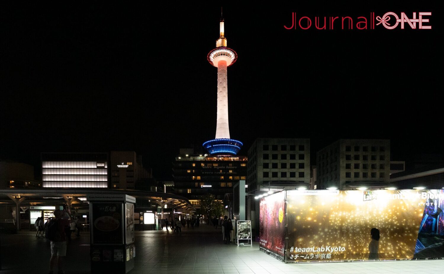 東寺からほど近い京都駅前。1200年前の密教宇宙と最先端のデジタルアートは、同じ京都の空の下で静かに繋がっている。