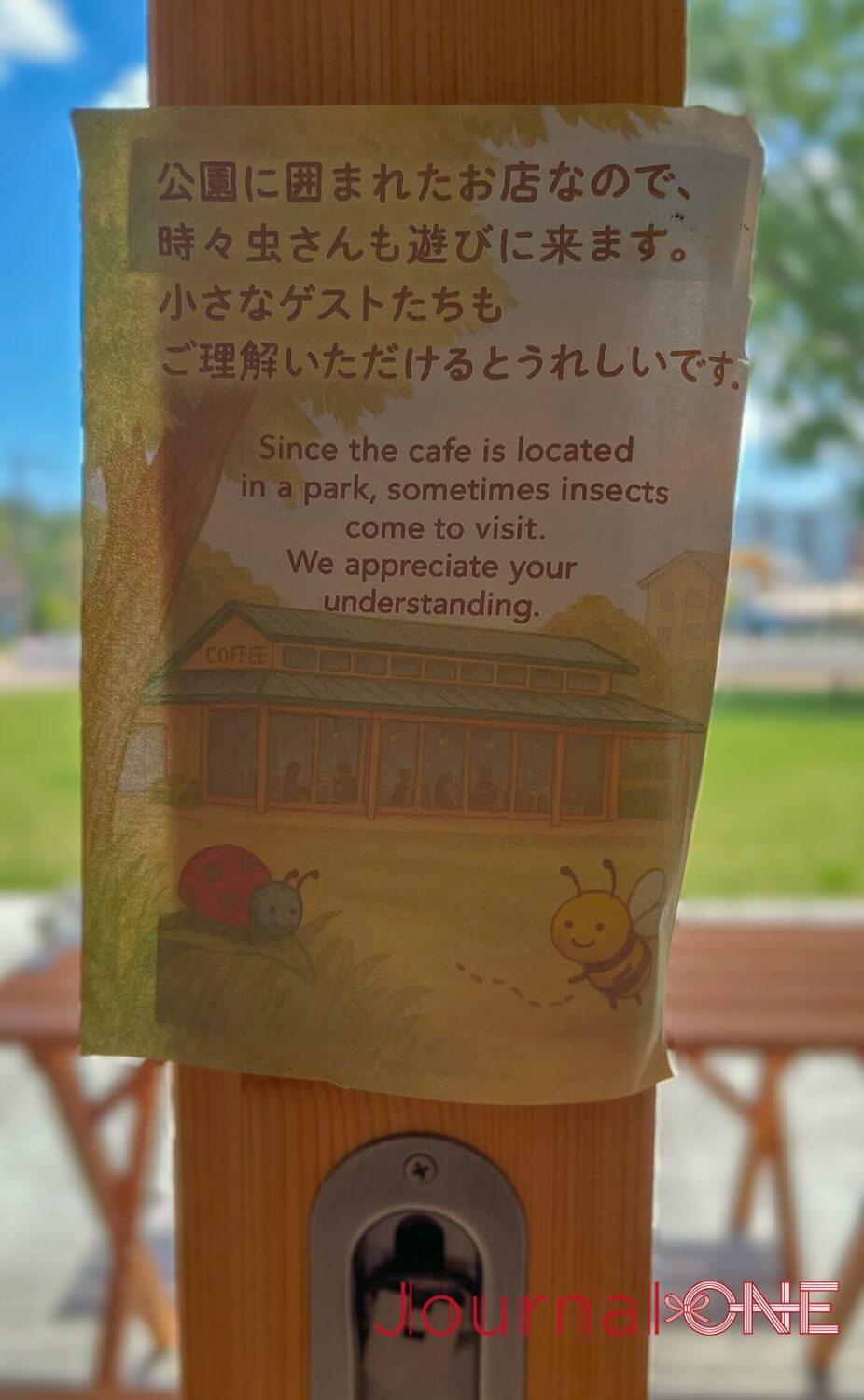 The Paddock Cafe店内の窓際に掲示された虫への理解を呼びかける案内