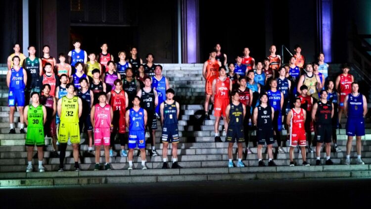 Bリーグ改革 増上寺に整列したBリーグ全55チームの代表選手たち