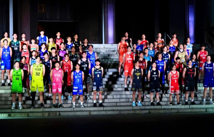 Bリーグ改革 増上寺に整列したBリーグ全55チームの代表選手たち