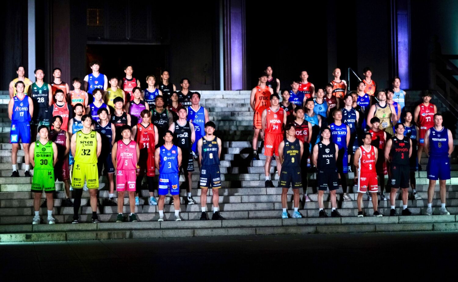 Bリーグ改革 増上寺に整列したBリーグ全55チームの代表選手たち