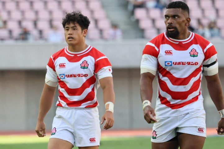 大学生で10番を背負うSO伊藤(左)、カナダ代表戦で初キャップを得たWTBブルア‐斉藤健仁撮影