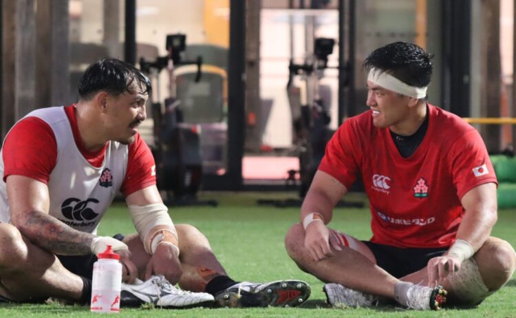 FLガンター(左)と話す、初代表となったFL武内(C)JRFU