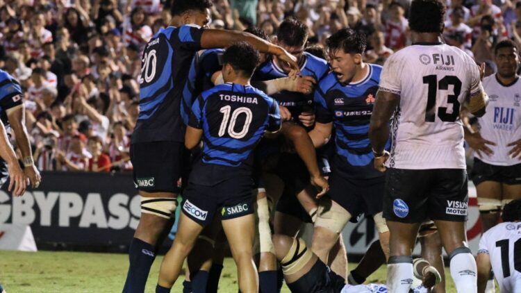ラグビー日本代表 トライ後に喜ぶフィフティーン