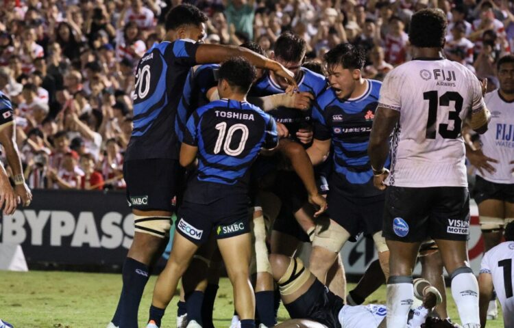 ラグビー日本代表 トライ後に喜ぶフィフティーン