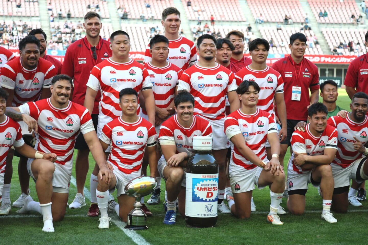 カナダ代表に勝利し、笑顔を見せるラグビー日本代表