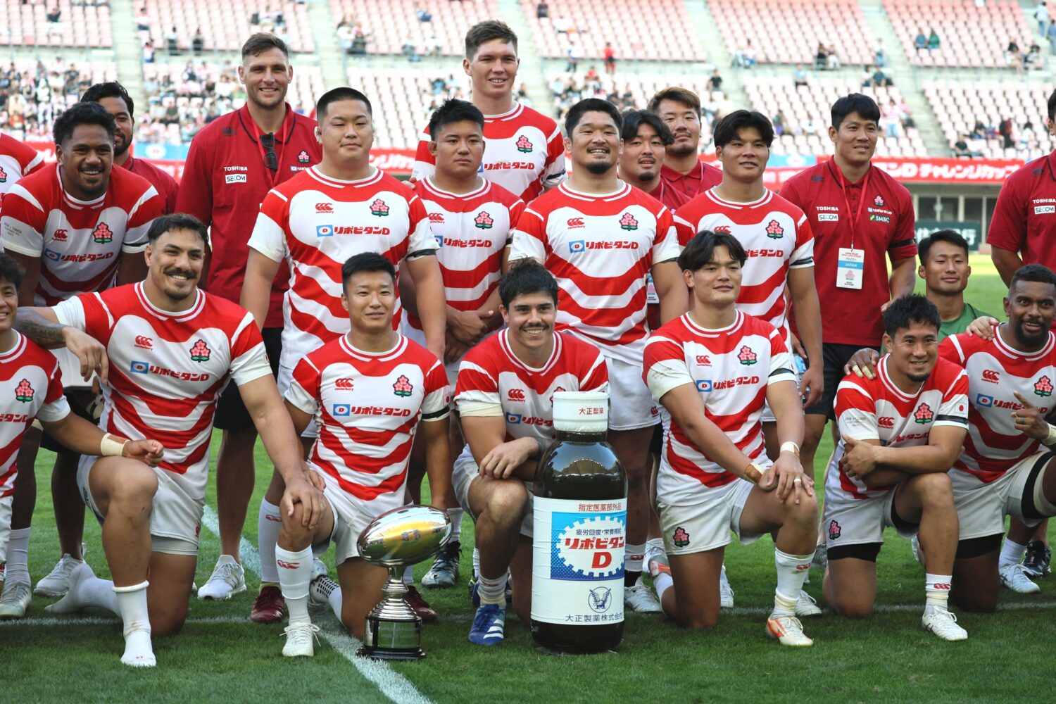 カナダ代表に勝利し、笑顔を見せるラグビー日本代表