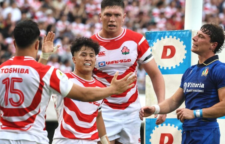 ラグビー日本代表 イタリア戦で味方のトライに喜ぶSO伊藤