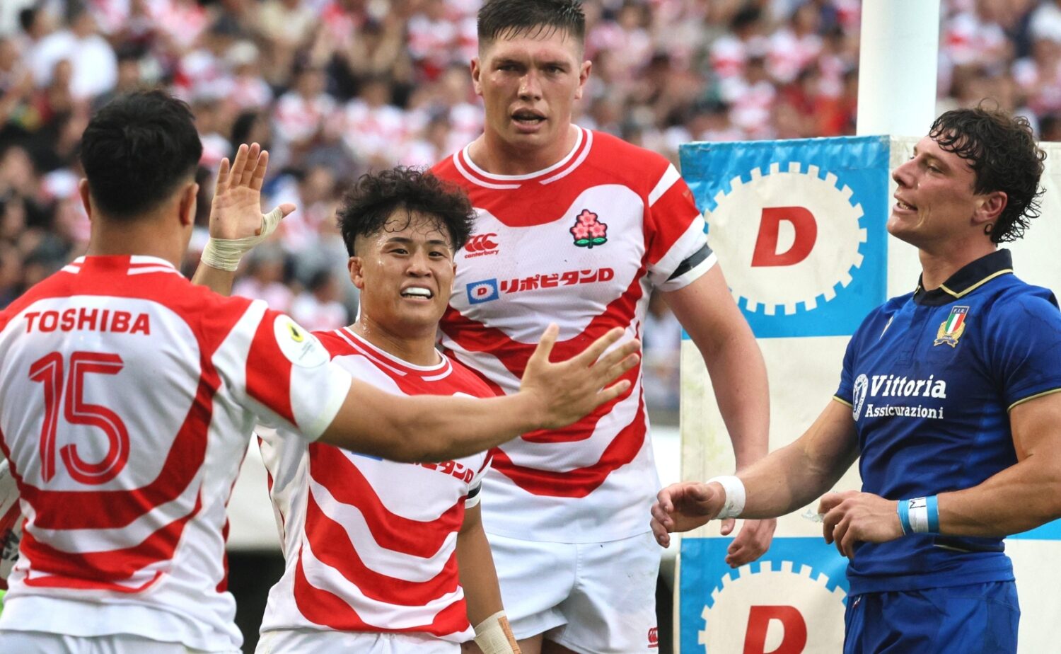ラグビー日本代表 イタリア戦で味方のトライに喜ぶSO伊藤