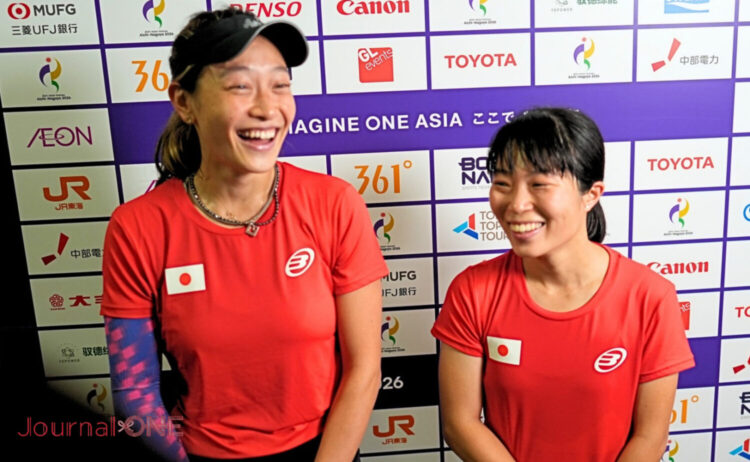 試合後、笑顔でインタビューに答える佐藤・小澤ペア-Journal-ONE撮影