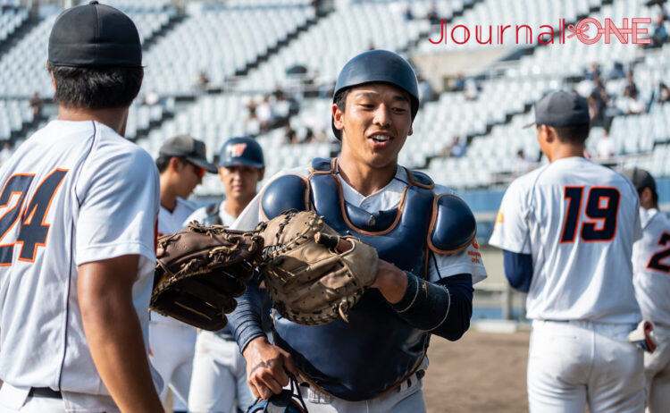 一井とハイタッチする堀-Journal-ONE撮影