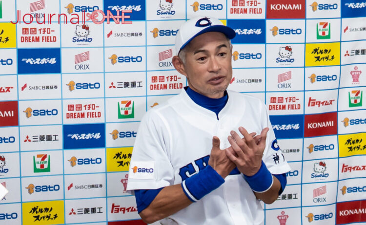 試合後、記者への質問に答えるイチロー氏-Journal-ONE撮影