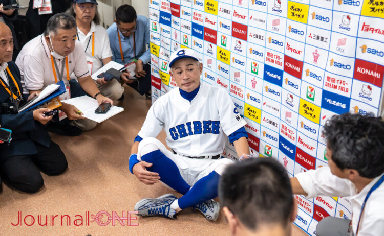 試合後、座り込んで記者の質問に答えるイチロー氏-Journal-ONE撮影