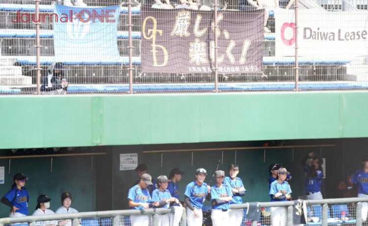 厳しく、楽しく！の横断幕を掲げる大阪体育大学-Journal-ONE撮影