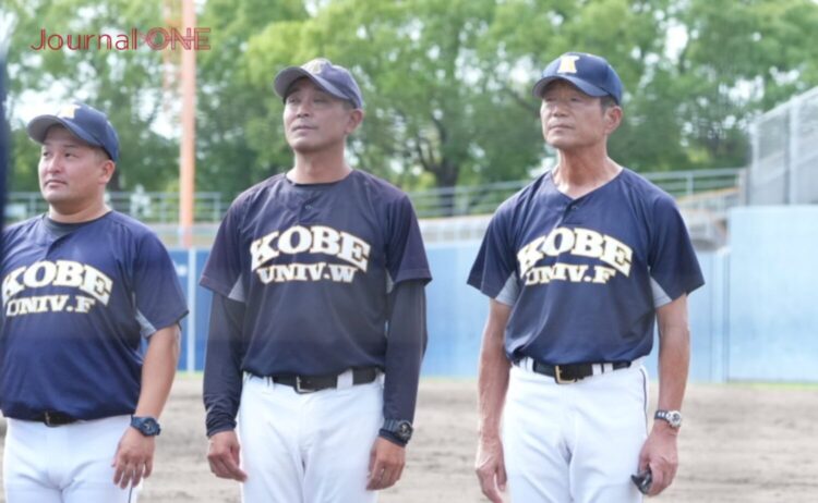 開幕3連勝の神戸医療未来大・髙橋監督(右)-Journal-ONE撮影