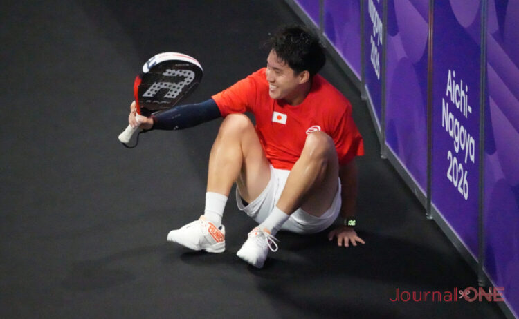 パデル日本代表男子 ルースボールを追い場外に飛び出す富田一輝-Journal-ONE撮影