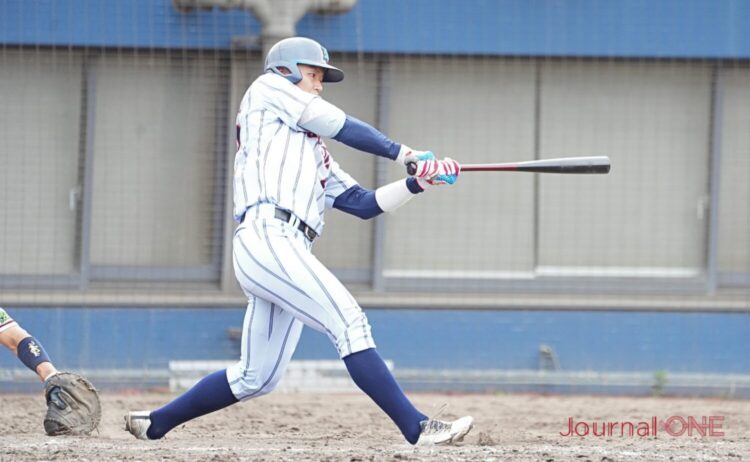 近畿学生野球 6回に右越本塁打を放った岡田（大工大）-Journal-ONE撮影