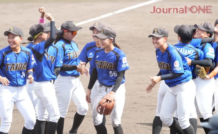 決勝T進出を喜ぶ大阪体育大学の選手たち-Journal-ONE撮影