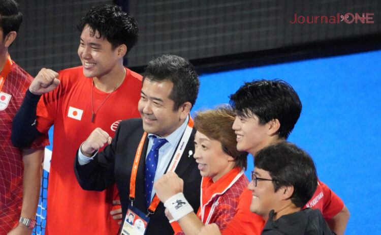 パデル日本代表男子 富田・畠山選手に挟まれ笑顔の橋本JOC会長と中塚JPA会長-Journal-ONE撮影