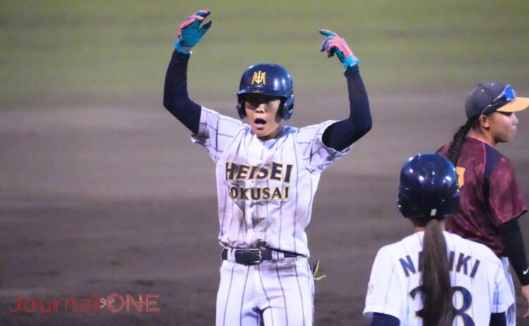 三塁打を放ち塁上でチームを鼓舞する主砲・金田-Journal-ONE撮影