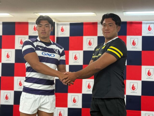 明治大学の大川主将(左)と青山学院大学の梁取主将‐斉藤健仁撮影