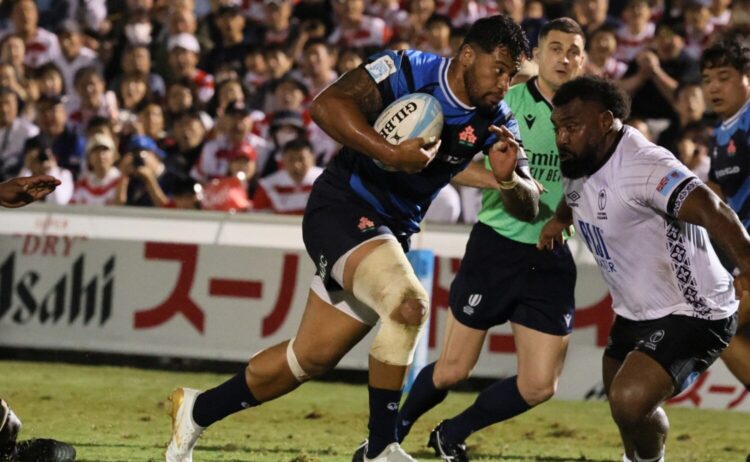 決勝トライを挙げるCTBトゥア。代表初トライとなった