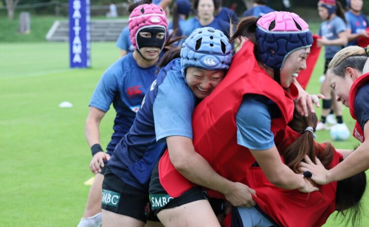 激しい練習をするサクラセブンズの選手たち‐斉藤健仁撮影