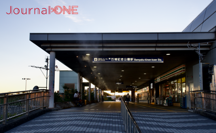 大阪モノレール万博記念公園駅。駅舎の天井から冷気が噴き出し、夕暮れのホーム前通路を冷やしている。