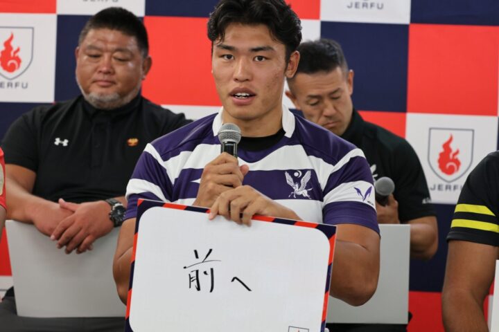 連覇を狙う明治大学の大川主将は｢前へ｣と書いた‐斉藤健仁撮影