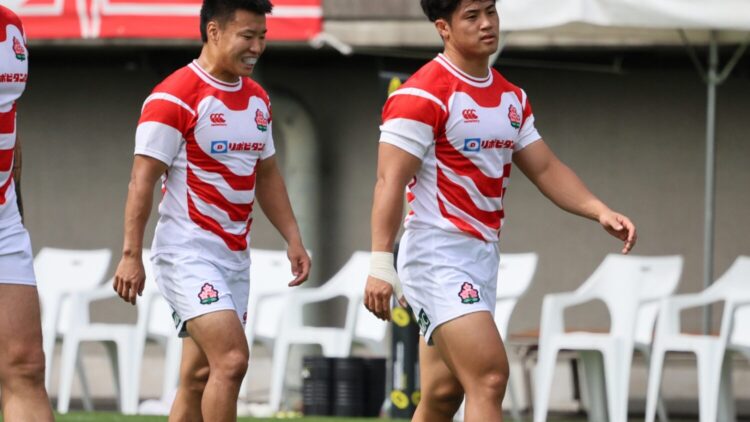 ラグビー日本代表 アタックを引っ張るキャプテンSH齋藤（左）と大学生のSO伊藤（C）斉藤健仁