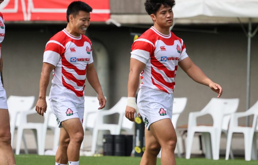ラグビー日本代表 アタックを引っ張るキャプテンSH齋藤（左）と大学生のSO伊藤（C）斉藤健仁