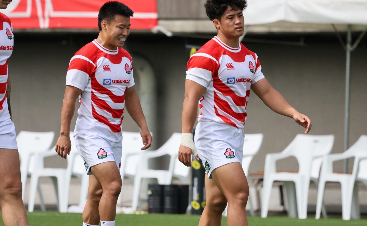 ラグビー日本代表 アタックを引っ張るキャプテンSH齋藤（左）と大学生のSO伊藤（C）斉藤健仁