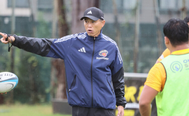 サンゴリアス 熱心に指導する沢木監督