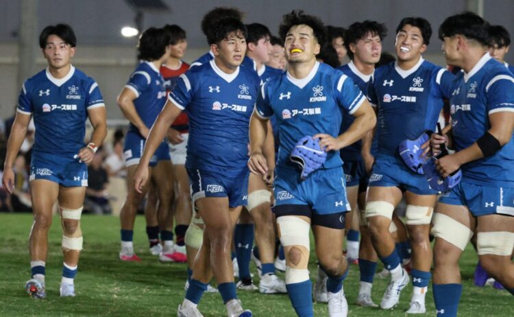 関西大学ラグビー 開幕戦の勝利を喜ぶ近畿大学