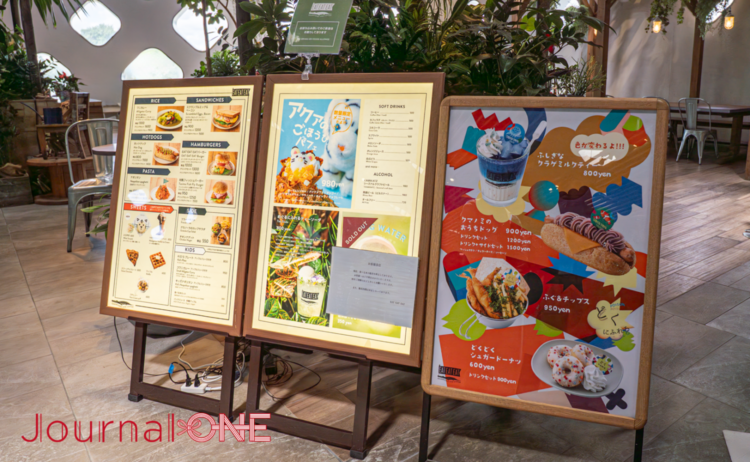 ニフレル館内カフェ「EAT EAT EAT」の限定メニュー看板。クラゲミルクティーやクマノミのおうちドッグなどが紹介されている。