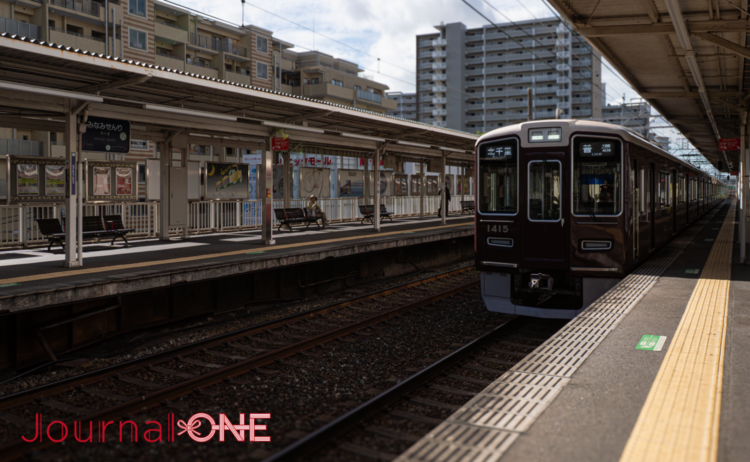 阪急千里線の北千里行き電車が南千里駅に停車している様子。