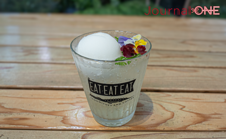 EAT EAT EATで提供される「めぐるにふれるティーソーダ」。エディブルフラワーと泡をあしらったドリンク。