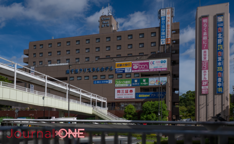 南千里クリスタルホテルの朝。真夏の青空と入道雲が広がる。