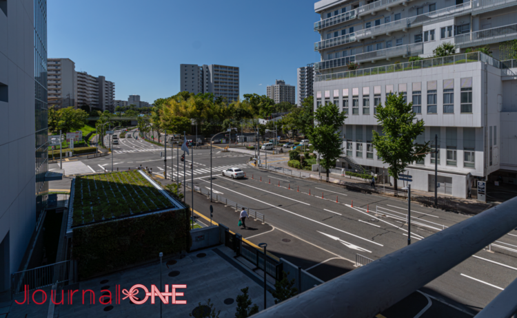 阪急南千里駅の高架ホームから望む千里ニュータウンの街並み。緑地と住宅街が調和する吹田市の都市景観。