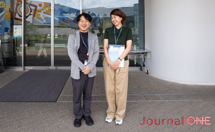 ニフレル入口で来館者を迎える館内案内担当者。取材開始前の様子。