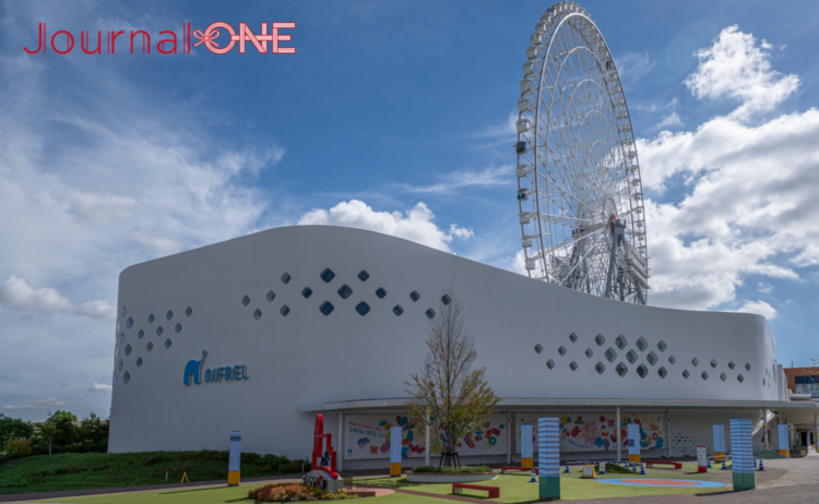 ニフレル外観とOSAKA WHEEL。万博記念公園エリアで「生きているミュージアム」として親しまれる施設。