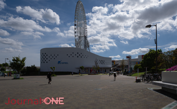 青空と入道雲を背景にしたニフレル外観。背後にはOSAKA WHEELがそびえる。