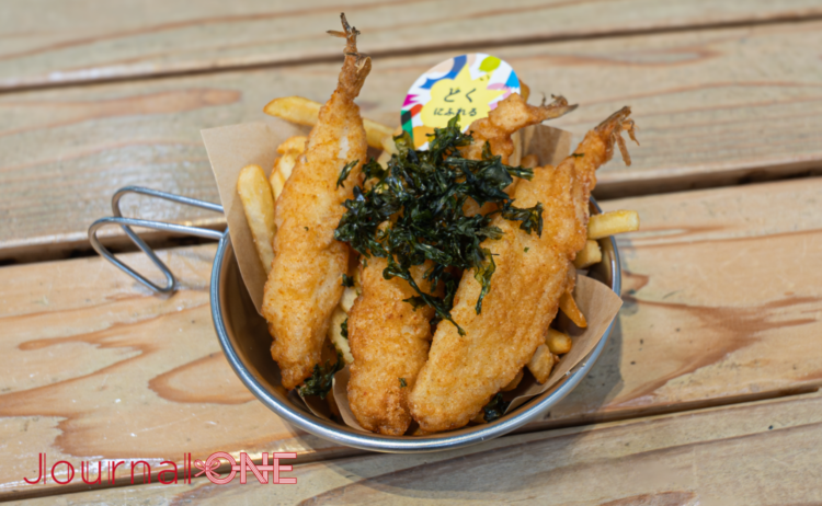 EAT EAT EATで提供される「ふぐ&チップス」。フグのフライとポテトを盛り合わせた人気メニュー。