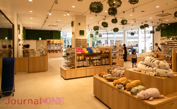 ニフレルショップ「NIFREL×NIFREL」の店内。緑をあしらった落ち着いた空間にオリジナルグッズが並ぶ。