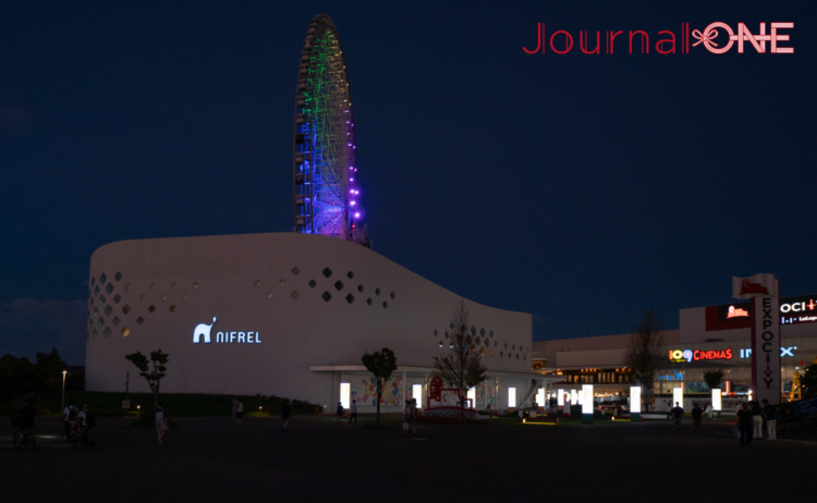 夜のニフレル外観。背後にはOSAKA WHEELがライトアップされ、EXPOCITYの夜景が広がる。