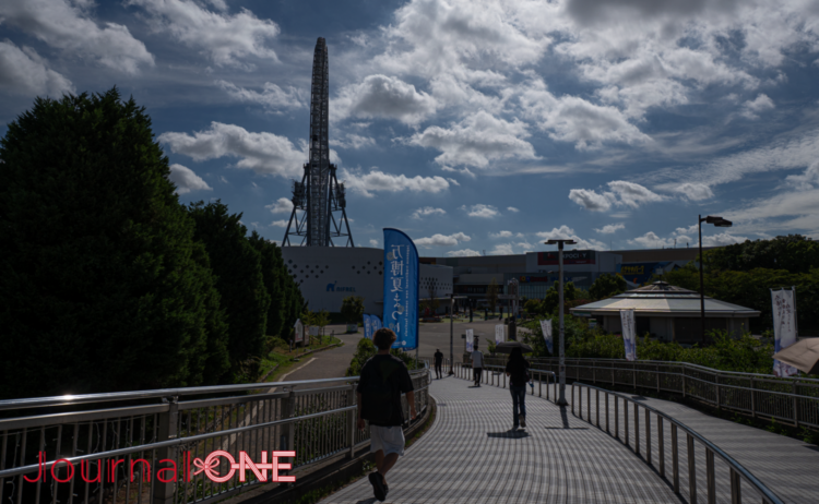 万博記念公園駅からニフレルへ続くペデストリアンデッキ。正面にニフレルと観覧車が見える。